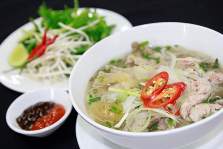 Phở là một món ăn truyền thống của Việt Nam.
